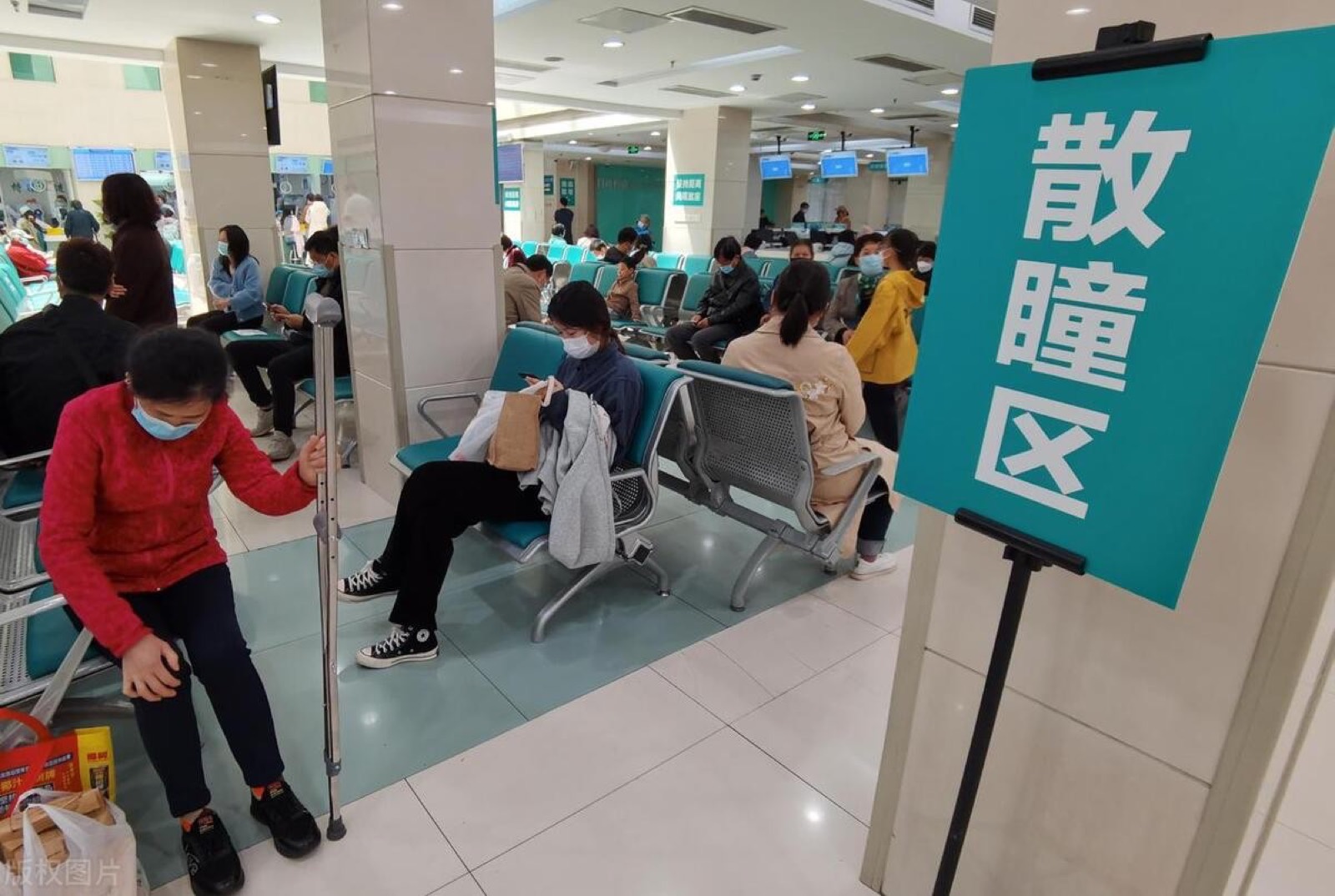 25岁小伙近视1200度，连跑三家医院摘掉眼镜配图