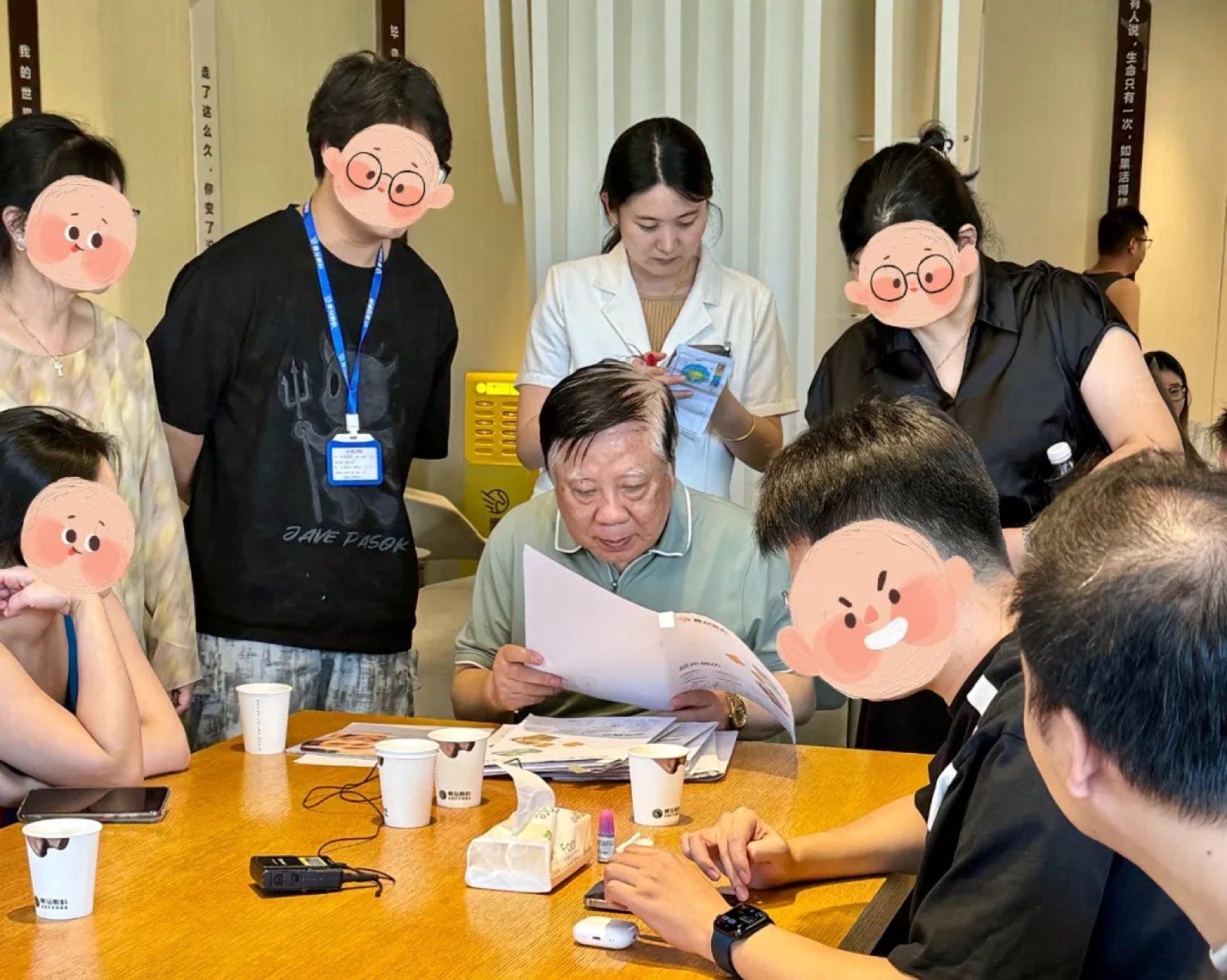 从“冷门”到领军：第一代近视手术专家李耀宇，10万+台手术背后的医者匠心配图