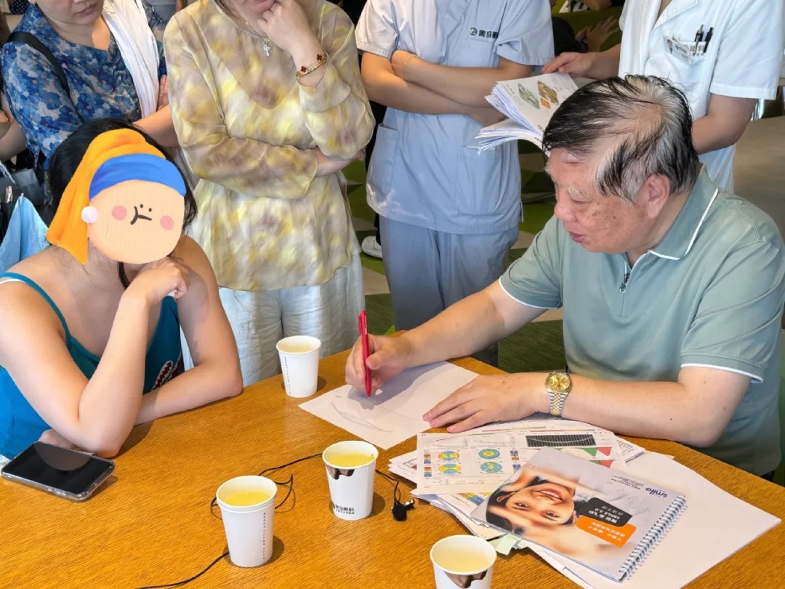 从“冷门”到领军：第一代近视手术专家李耀宇，10万+台手术背后的医者匠心配图