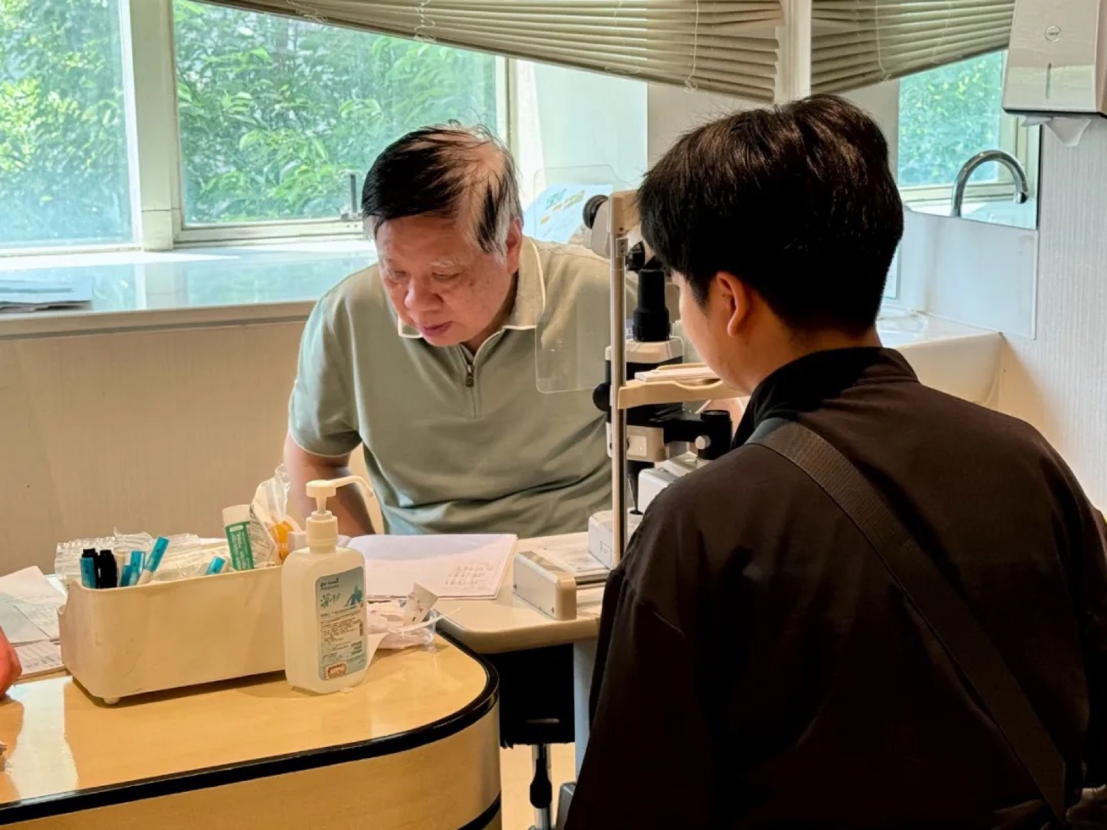 从“冷门”到领军：第一代近视手术专家李耀宇，10万+台手术背后的医者匠心配图