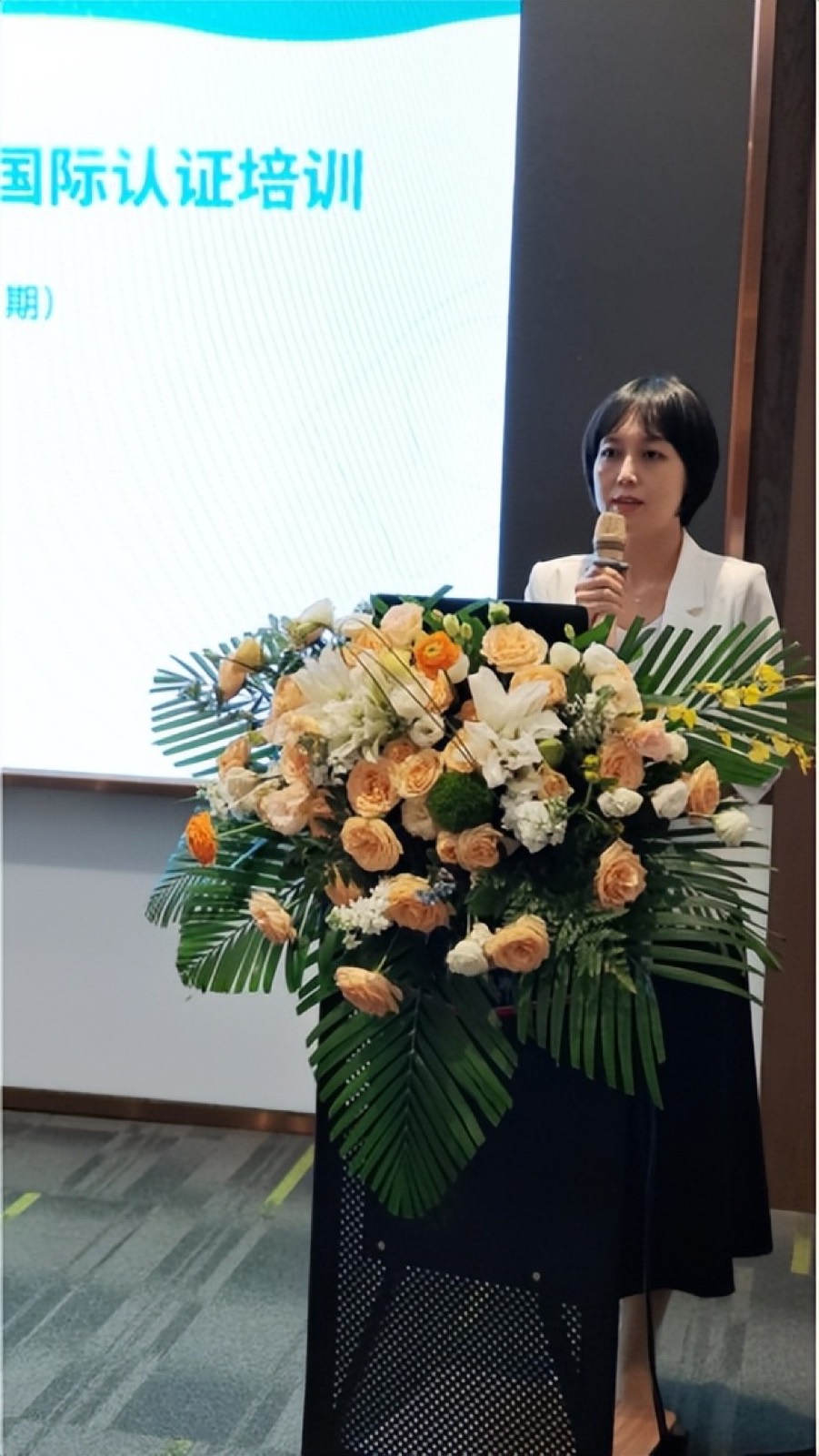 黑马眼科院长李丹受邀担任EVO ICL Specialist国际认证培训评委配图