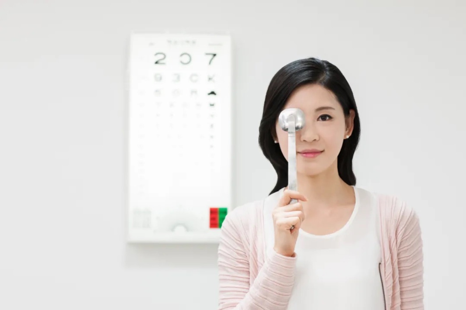 总是流泪、眼睛刺痛，到底是怎么了？配图