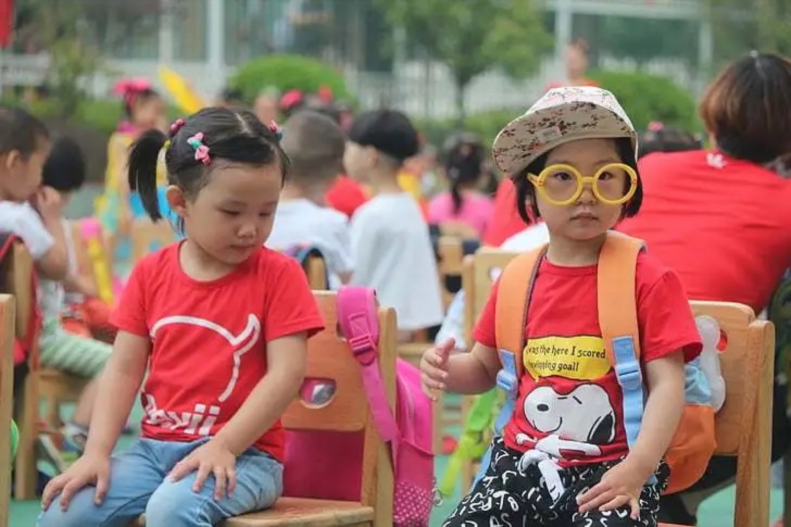 预防小孩近视发展，家长必须要知道的两件事！配图