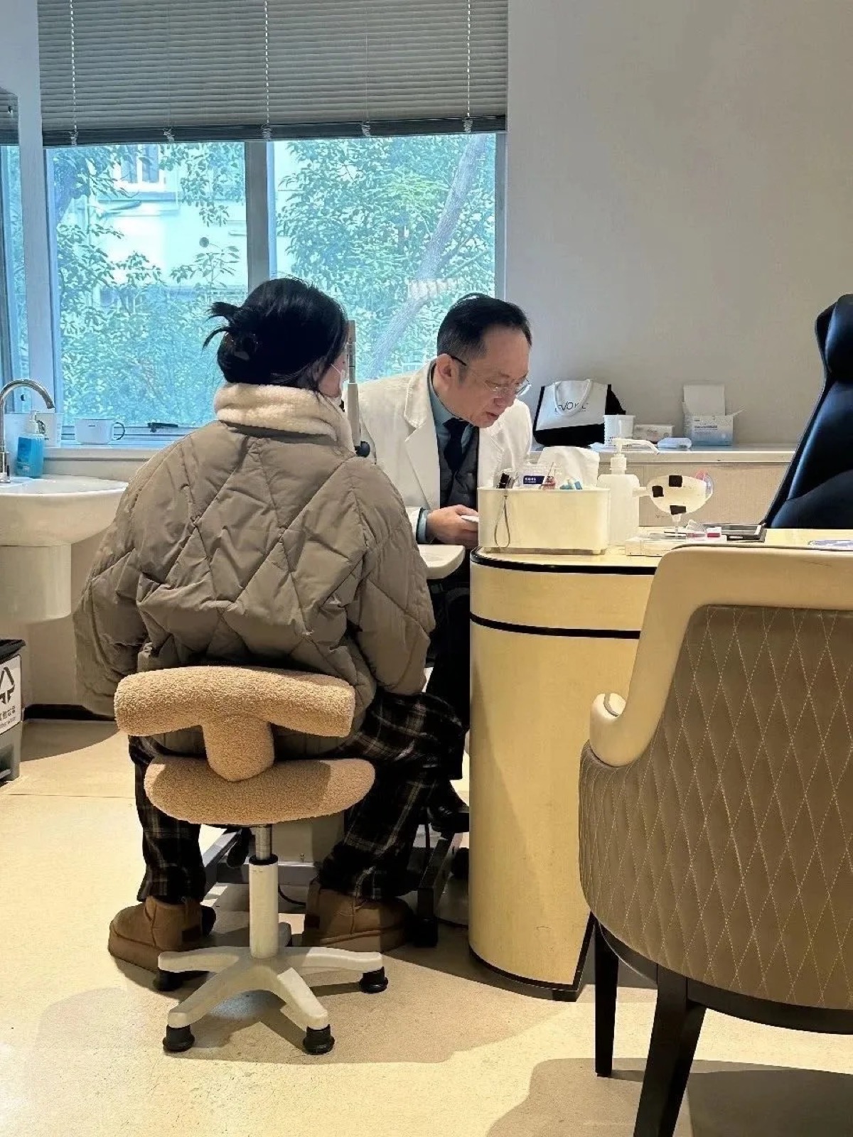 拜托！都2026年了，这些近视手术谣言还在传？配图