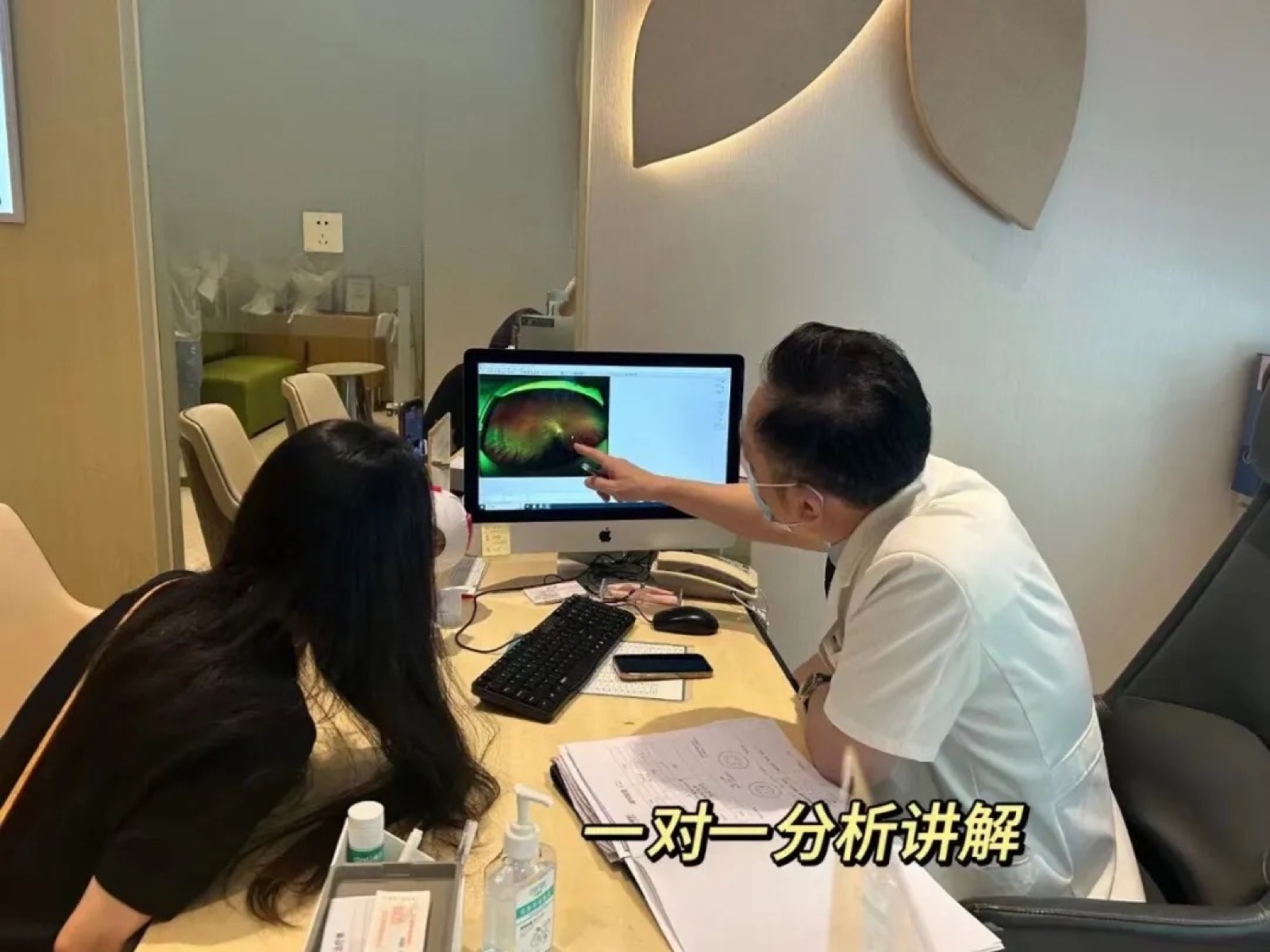 拜托！都2026年了，这些近视手术谣言还在传？配图
